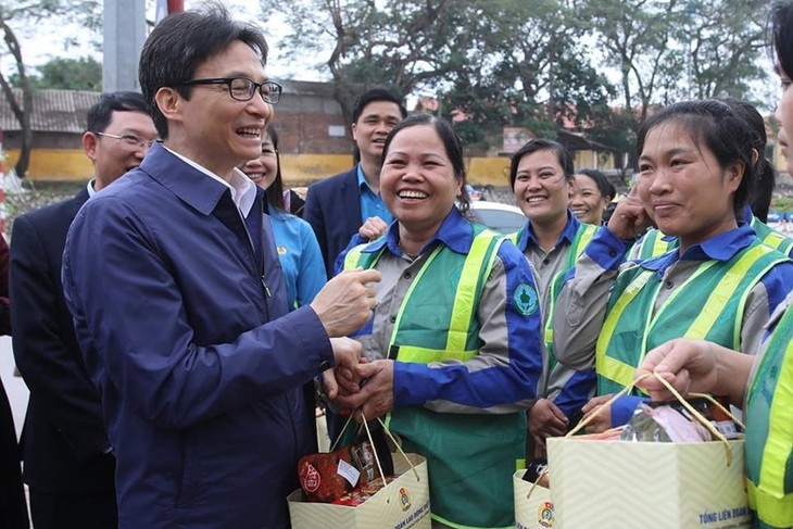 Deputi PM Vu Duc Dam berkunjung  dan memberikan bingkisan kepada para buruh dan pekerja di Provinsi Bac Giang - ảnh 1
