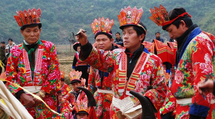 Upacara  Phua Chuong dari warga etnis minoritas Dao merah di Provinsi Yen Bai-Vietnam Utara - ảnh 1