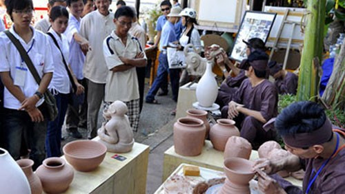 Bat Trang ceramic village applies energy saving technology  - ảnh 1