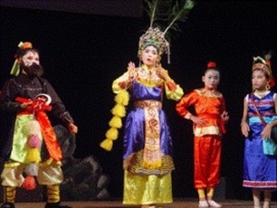 Artists discuss ways to preserve and develop traditional stage arts - ảnh 1