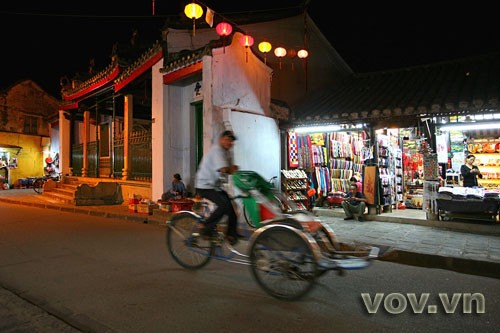 Hoi An’s old quarter, a harmonious blend of history, culture, and human life  - ảnh 10