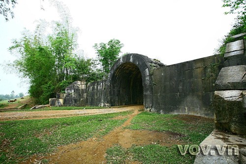 Explore Ho Dynasty Citadel - ảnh 1