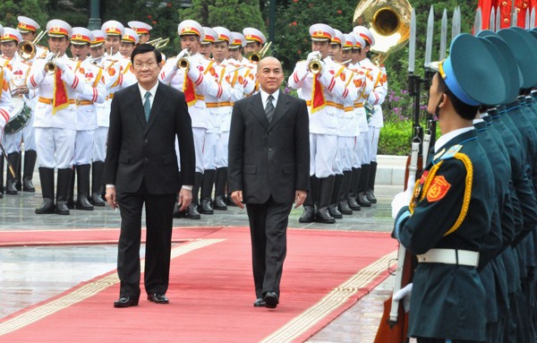 Cambodian King Norodom Sihamoni on a state visit to Vietnam  - ảnh 1