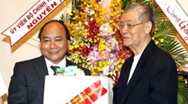 Deputy PM Phuc pays Xmas visit to HCM City  - ảnh 1