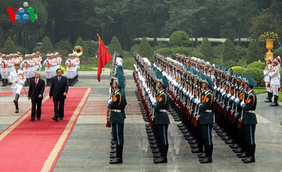 Top Lao leader welcomed in Hanoi  - ảnh 1