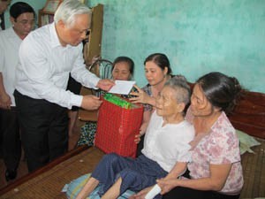 Disadvantaged people receive care during Tet - ảnh 1
