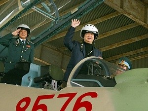 PM Nguyen Tan Dung visits Air Force squadron 923 - ảnh 1