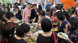 Vietnamese celebrate Lunar New Year abroad - ảnh 1