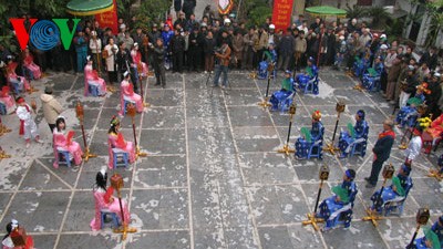 Human chess, traditional game of spring festivals  - ảnh 1