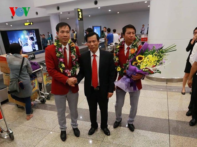Vietnam team with historic gold medal welcomed home  - ảnh 2
