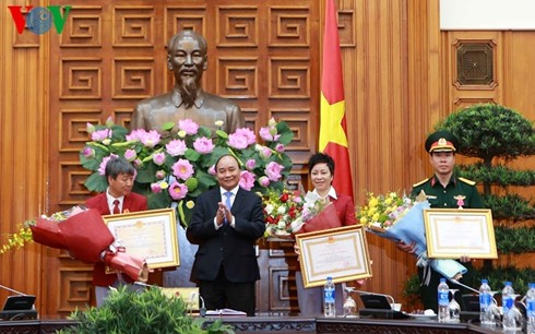 Prime Minister confers Labor Order, first class, to Olympic gold medalist Hoang Xuan Vinh - ảnh 1