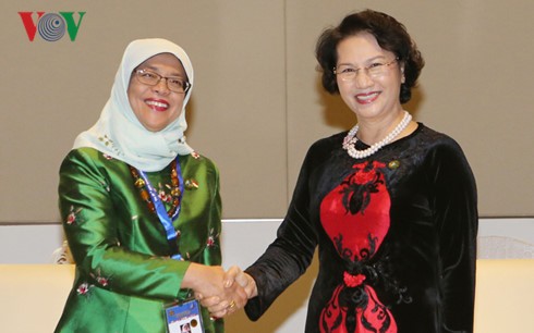NA Chairwoman meets Singaporean Parliament Speaker  - ảnh 1