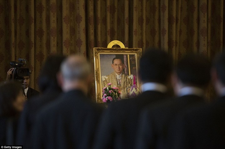 泰国大皇宫开放让民众前去吊唁国王普密蓬 - ảnh 1