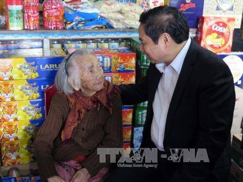 Party, State leaders pay Lunar New Year visits to localities - ảnh 1