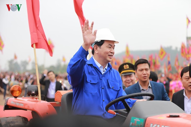President opens ploughing festival in Doi Son - ảnh 1