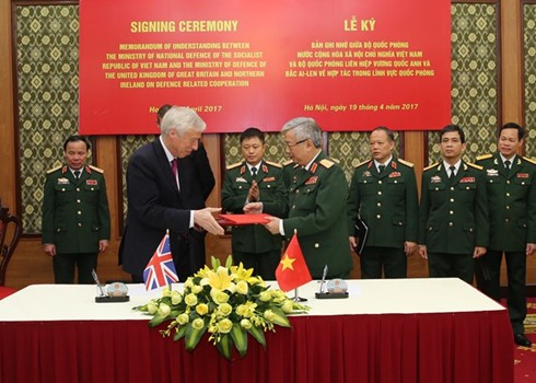 Vietnam, UK boost defence cooperation - ảnh 1