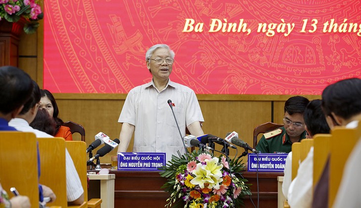 Party leader Nguyen Phu Trong meets voters - ảnh 1