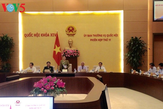 Top legislator chairs 11th session of the National Assembly Standing Committee - ảnh 1