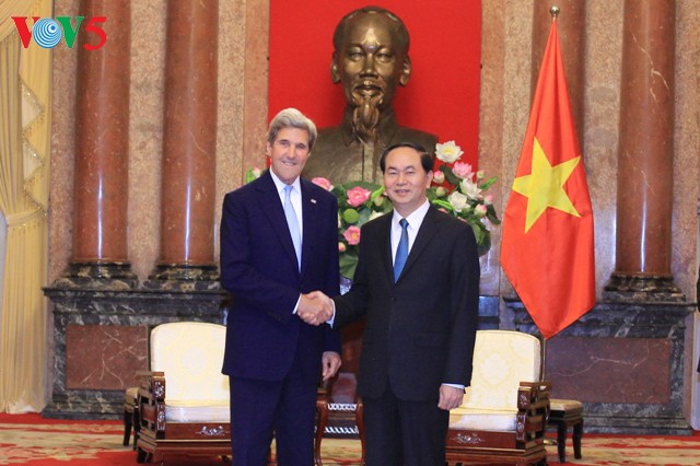 President Tran Dai Quang receives former US Secretary of State John Kerry - ảnh 1