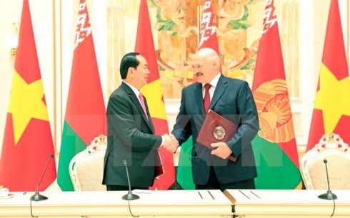 President concludes official visit to Belarus, leaves for Russia - ảnh 1