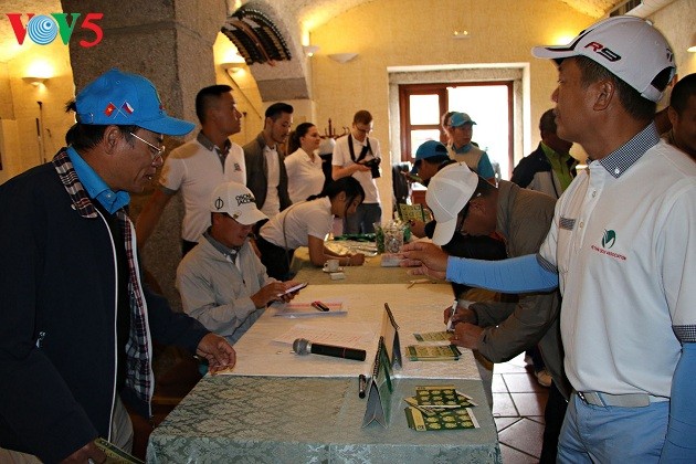Golf tournament connects Vietnamese in Europe  - ảnh 1