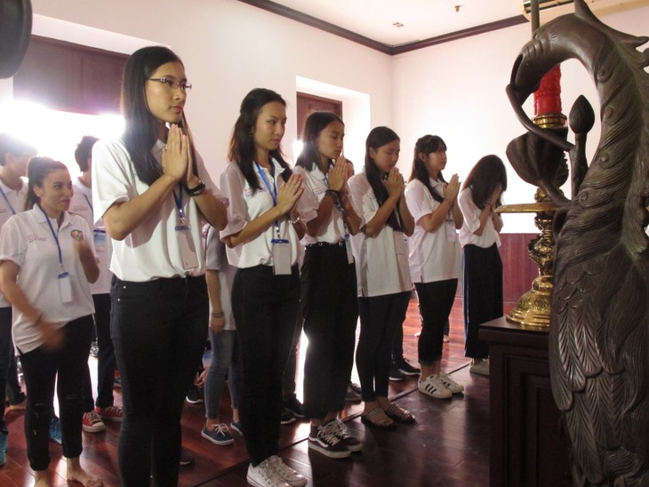 Young Overseas Vietnamese pay tribute to President Ho Chi Minh at Nha Rong Wharf  - ảnh 1