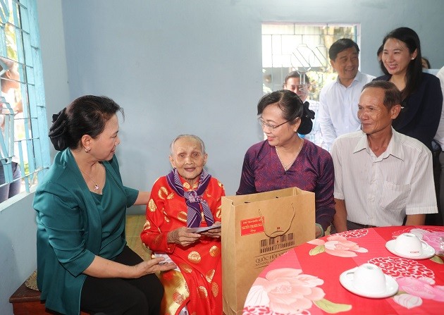 Top legislator presents gifts to policy beneficiaries in Ho Chi Minh city  - ảnh 1