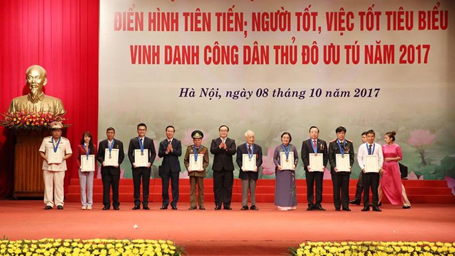 Top 10 outstanding citizens of Hanoi 2017 honored  - ảnh 1