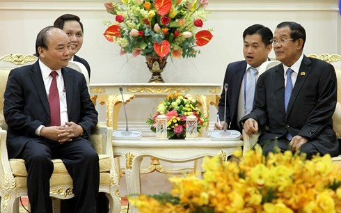 PM meets Lao, Cambodian counterparts in Phnom Penh  - ảnh 2