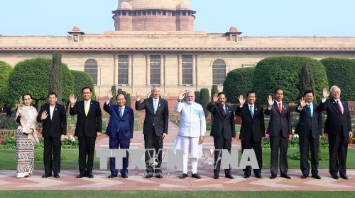 PM meets regional leaders on ASEAN-India summit sidelines - ảnh 1
