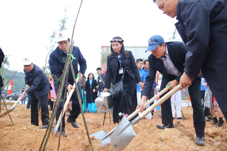 Vietnam Airlines, Youth Union jointly plant 11,000 trees in Quang Ninh - ảnh 1