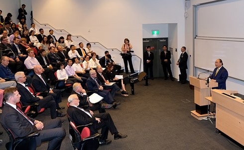 PM visits Australian National University, meets overseas Vietnamese  - ảnh 1
