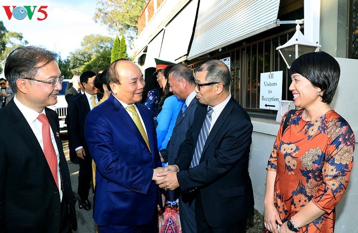 PM visits Australian National University, meets overseas Vietnamese  - ảnh 2