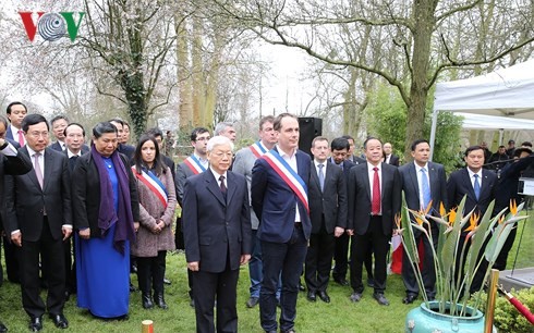 Party leader begins official visit to France, stopping in Montreuil - ảnh 1