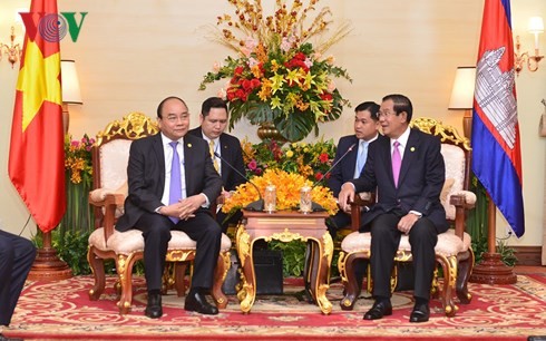 PM meets Lao, Cambodian counterparts ahead of MRC summit - ảnh 2