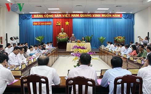 Party leader works with An Giang on socio-economic development, political system  - ảnh 1