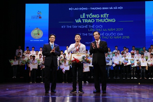 Winners of national, world skills competitions awarded - ảnh 1