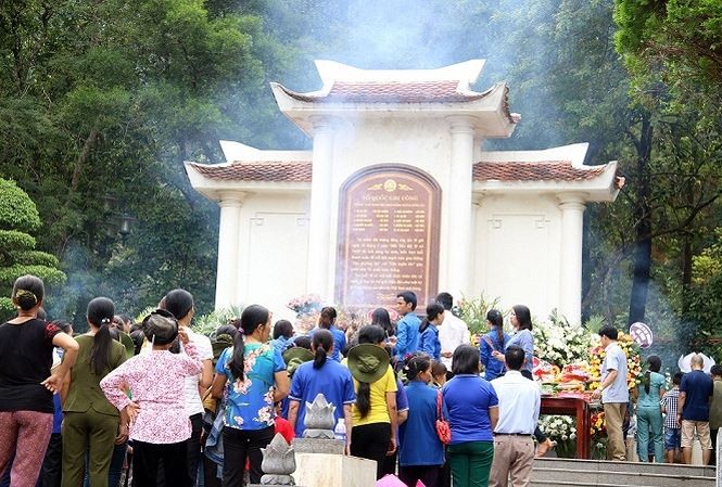 Crowds of people pay tribute to heroic martyrs in Dong Loc - ảnh 1