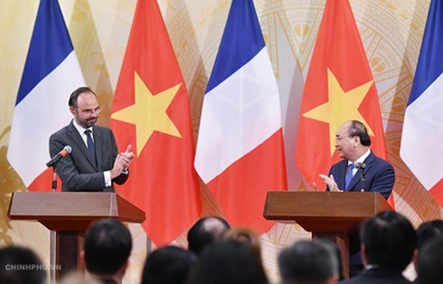 Vietnam, France sign and exchange 17 cooperative agreements - ảnh 1