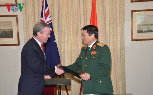 Vietnam, Australia sign Joint Vision Statement on Further Defense Cooperation - ảnh 1