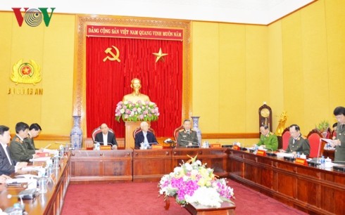 Party leader and President urges public security forces to refine organizational structure  - ảnh 1