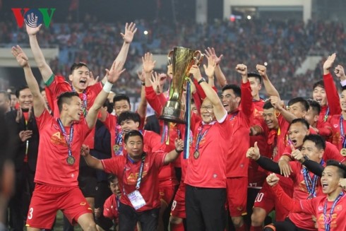 Vietnam football squad receives big for winning AFF Suzuki Cup - ảnh 1