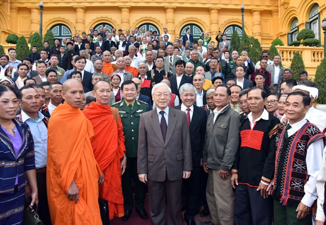 Ethnic elders contribute to border security, national defense: Party chief and President  - ảnh 1