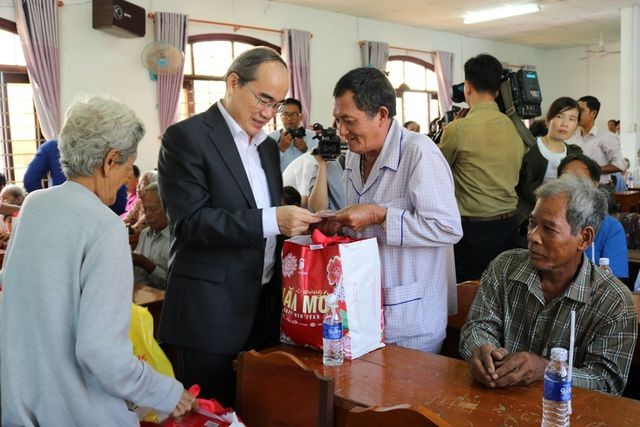 Tet gifts offered to disadvantaged people across Vietnam  - ảnh 1