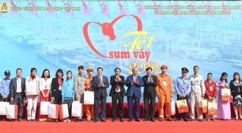 PM attends Tet program with workers, inaugurates Memorial House of Nguyen Duc Canh - ảnh 2