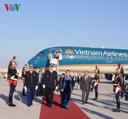 NA Chairwoman arrives in Paris, beginning official visit to France - ảnh 2
