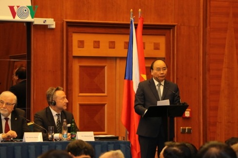 Vietnamese, Czech PMs co-chair business forum - ảnh 1