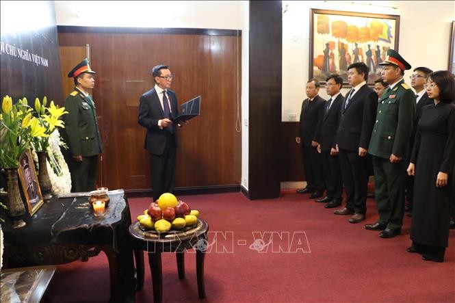 Embassies hold tribute-paying ceremonies for former President Le Duc Anh - ảnh 3