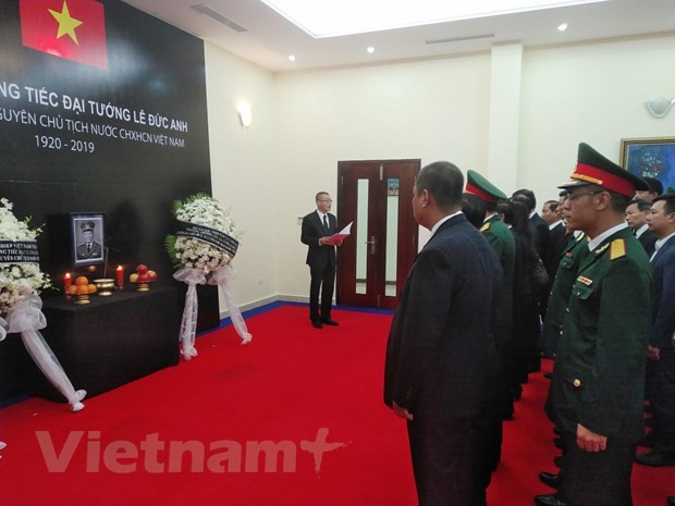 Embassies hold tribute-paying ceremonies for former President Le Duc Anh - ảnh 1