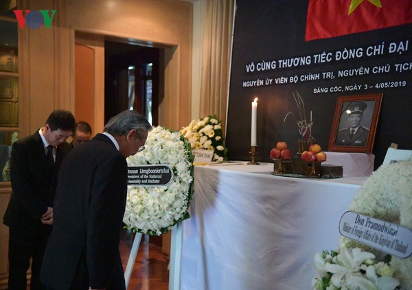 Embassies hold tribute-paying ceremonies for former President Le Duc Anh - ảnh 4